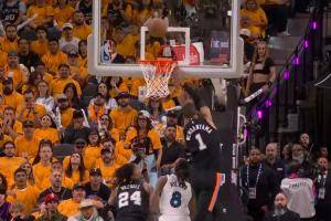 见证历史！文班扇出本场第10帽！追平NBA季后赛历史纪录！